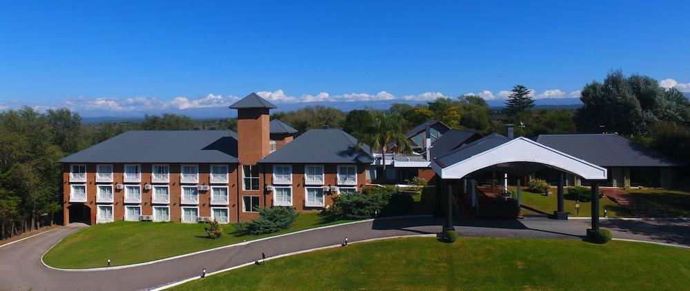Howard Johnson Hotel & Spa Villa General Belgrano Bagian luar foto