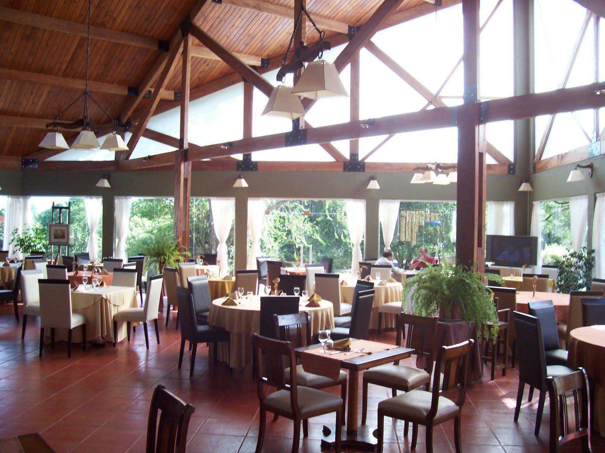 Howard Johnson Hotel & Spa Villa General Belgrano Bagian luar foto