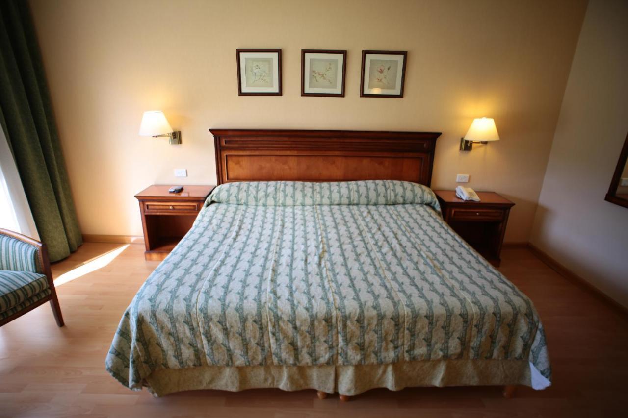 Howard Johnson Hotel & Spa Villa General Belgrano Bagian luar foto
